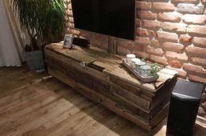 DIY selbstgebauter TV-Schrank aus Treibholz